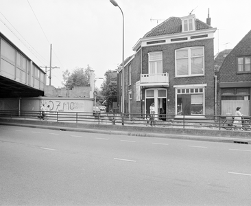 882490 Gezicht in de Turfstraat te Utrecht, waar de stoep openligt, vanaf de overkant van de Amsterdamsestraatweg bij ...